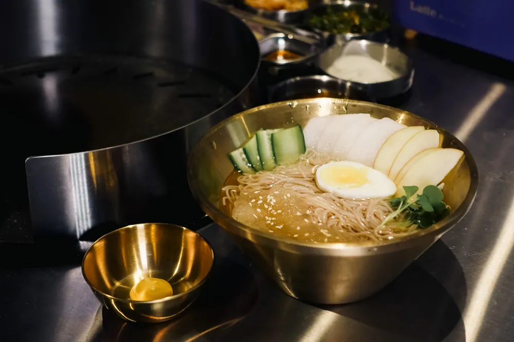 套餐還有「布帳馬車美食」可以選擇，王品韓式燒肉「金咕原塊烤肉」可以吃到辣炒年糕、冷麵等多種小吃
