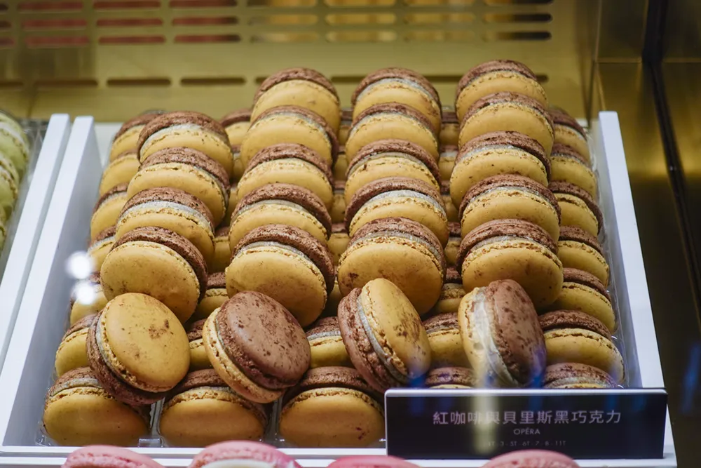 法國馬卡龍「Pierre Hermé Boutique 專賣店」新光三越信義 A8 限定口味：紅咖啡與貝里斯巧克力