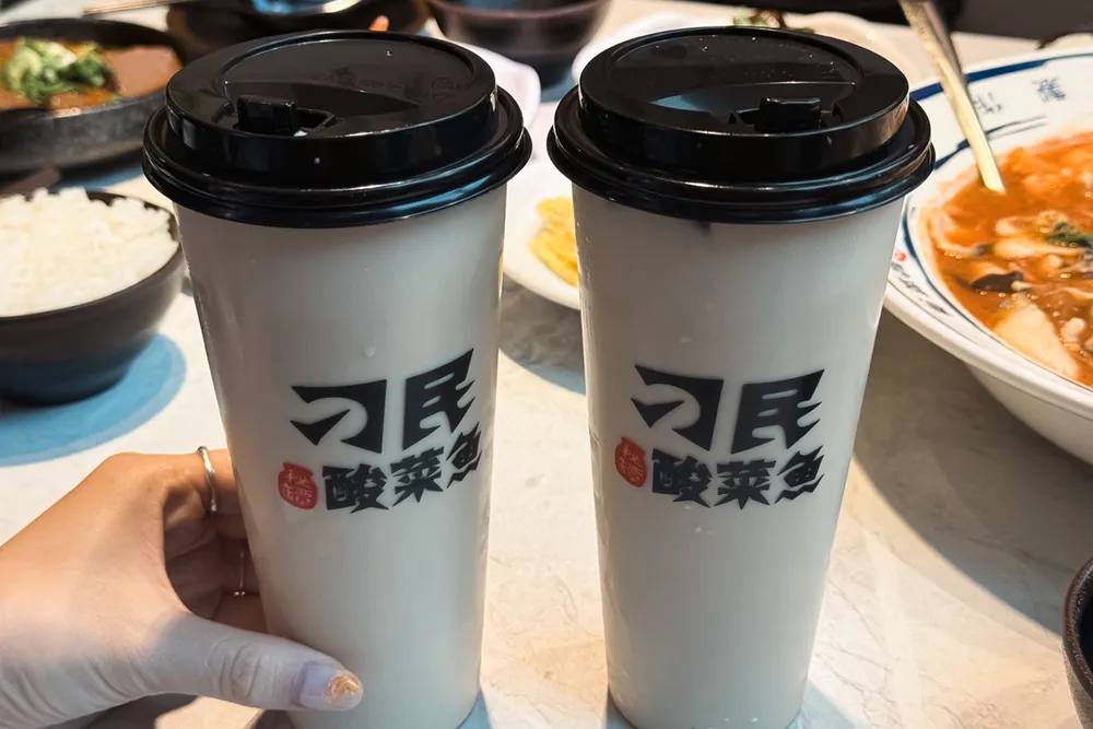 超高人氣的「刁民酸菜魚」無論是台北，或是台中分店，只要是到用餐期間都一位難求，從爆紅至今排隊人潮不斷。（蕭芷琳攝）
