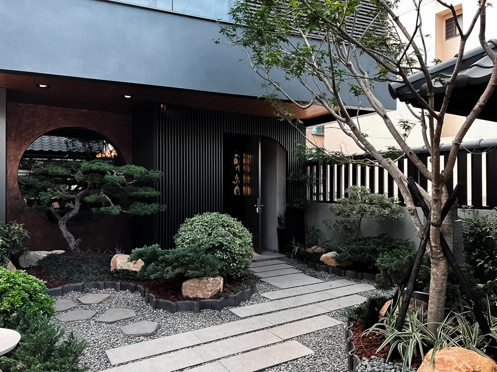 全新日式高級燒肉品牌「箱舟燒肉」進駐台南安平，並斥資超過千萬，打造日本庭園禪風造景