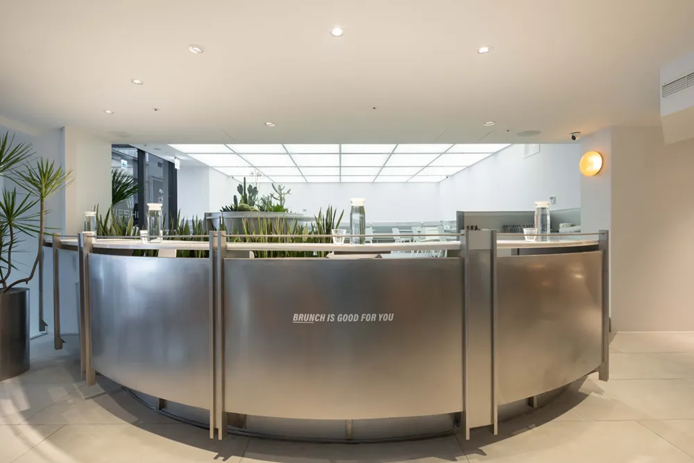 信義 ATT 早午餐「BRUN 不然」店面空間由年輕設計團隊「彡苗空間實驗」和「裡物設計」聯手打造
