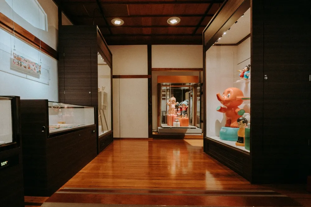 來一趟玩具的奇幻之旅！北投文物館打造懷舊柑仔店 匯集數百件公仔與遊戲 -- 上報 / 生活