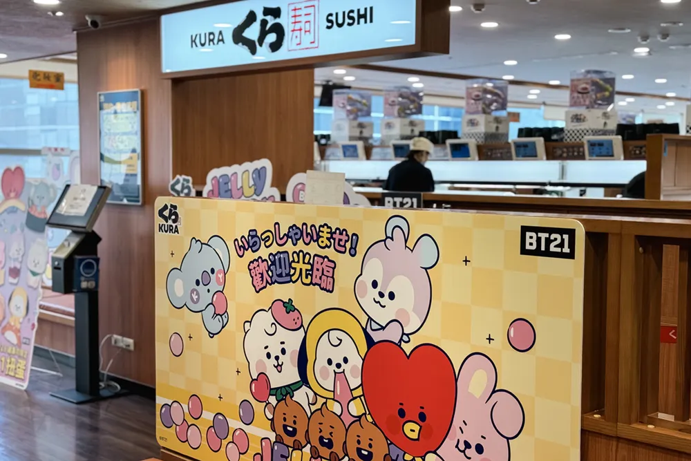 藏壽司「BT21 聯名門市」不同於扭蛋 3/29 上市，聯名店的造型目前已裝飾完畢