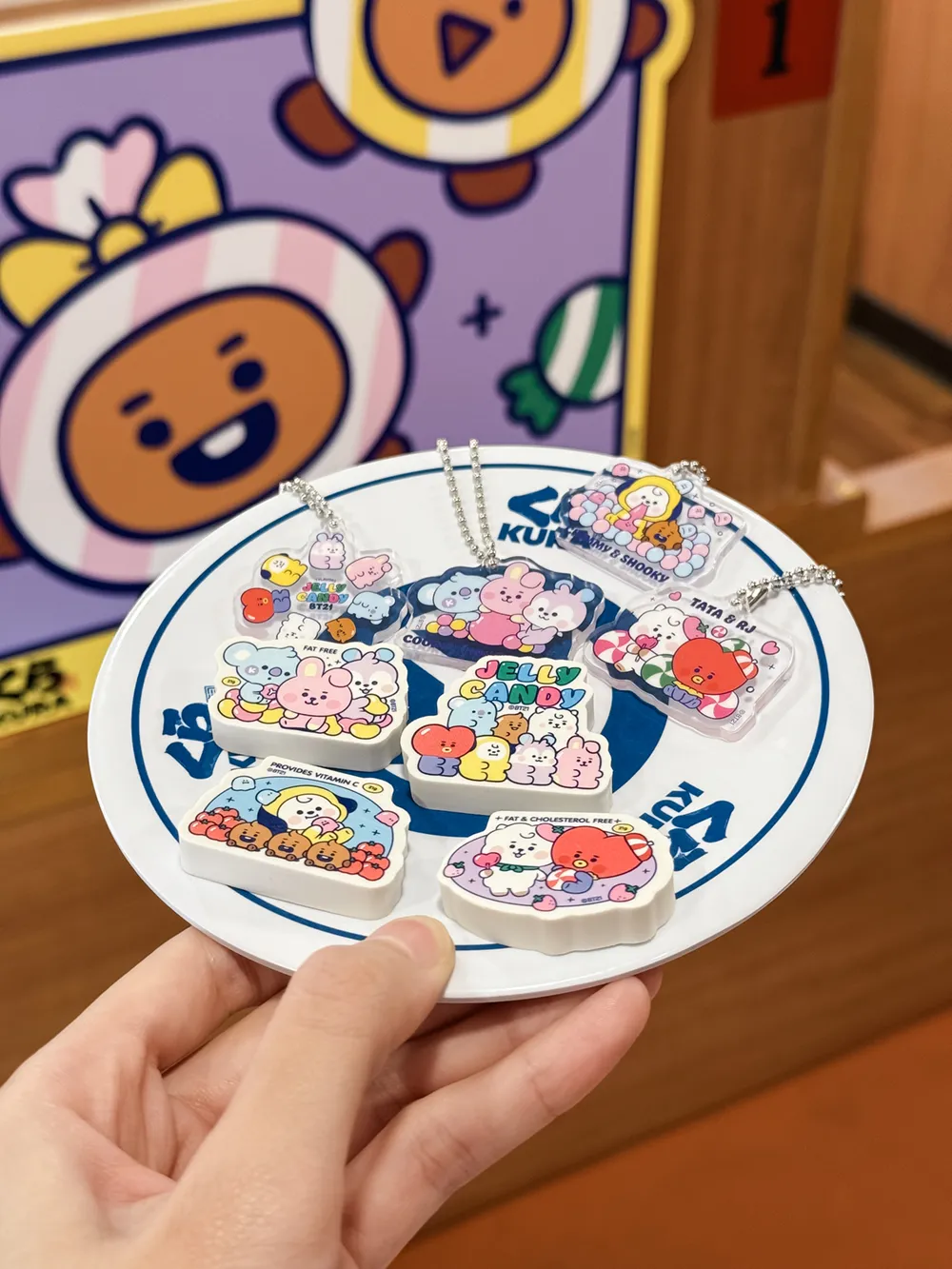 藏壽司與 BT21 的此次合作，從 TATA、KOYA、RJ 到 COOKY 等人氣角色的加持，讓粉絲們為之瘋狂。