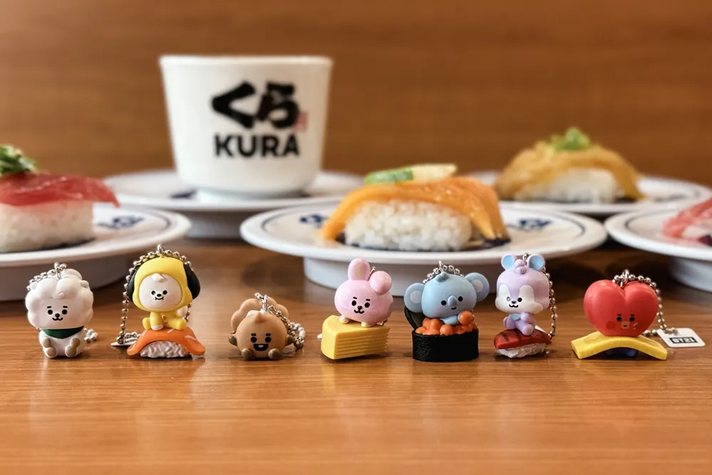藏壽司與全球矚目的宇宙明星 BT21 攜手合作，將從 3/29 起，全台推出共 15 款的 BT21 限定扭蛋