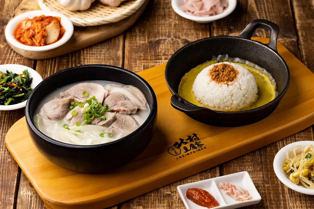 韓式料理「北村豆腐家」全新菜單：黃金泡椒酸菜嫩豆腐煲／售價 398 元