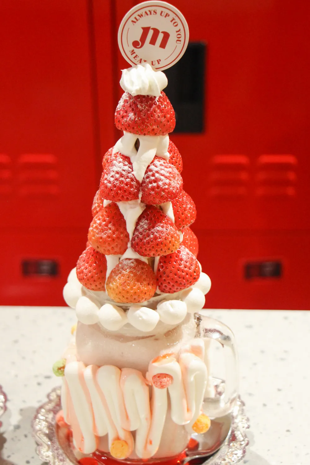 超浮誇30 公分草莓塔必吃！西門町美式餐廳「Meat Up 覓晌」推出10 多款夢幻草莓甜點聖誕限定新品開箱-- 上報/ 生活