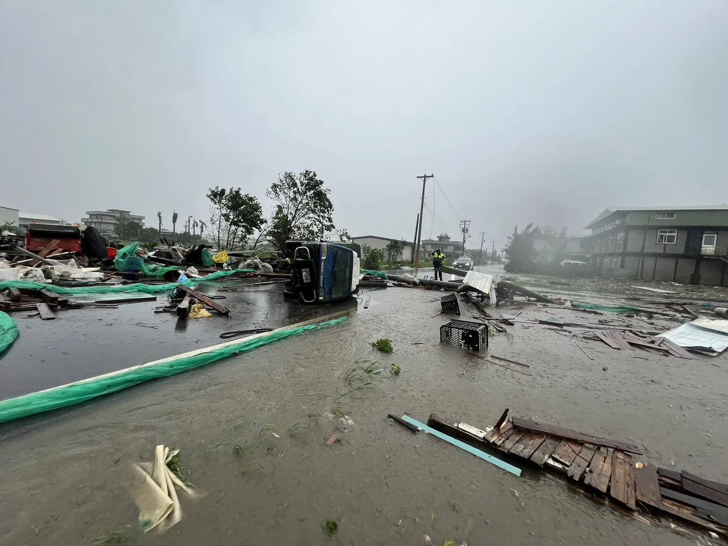 這是龍捲風現場？ 花蓮屋頂鐵皮刷一排、電線桿被拔、鐵窗險吹跑-- 上報/ 焦點
