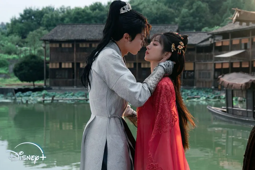 王鶴棣、田曦薇新劇《大奉打更人》Disney+播出花絮曝光他拋偶包逗童星