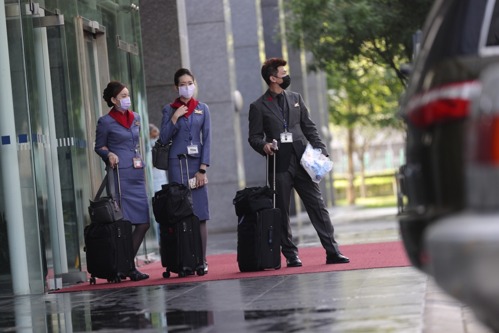 【華航2確診】1機師＋1空服員　分別出現發熱、咳嗽、流鼻水及頭暈胃痛症狀