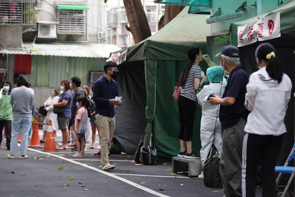 【快訊】本土確診+4萬263例！　今增12死、中重症71人