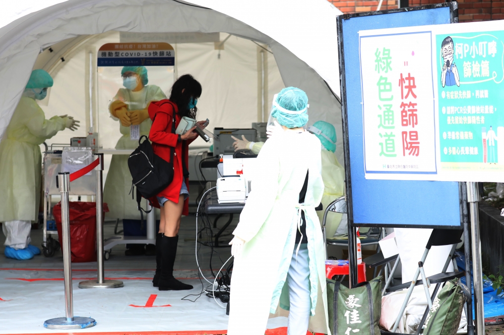 中重症+21！未滿5歲女童高燒曾赴診所未篩檢　3天後惡化插管加護病房搶救中