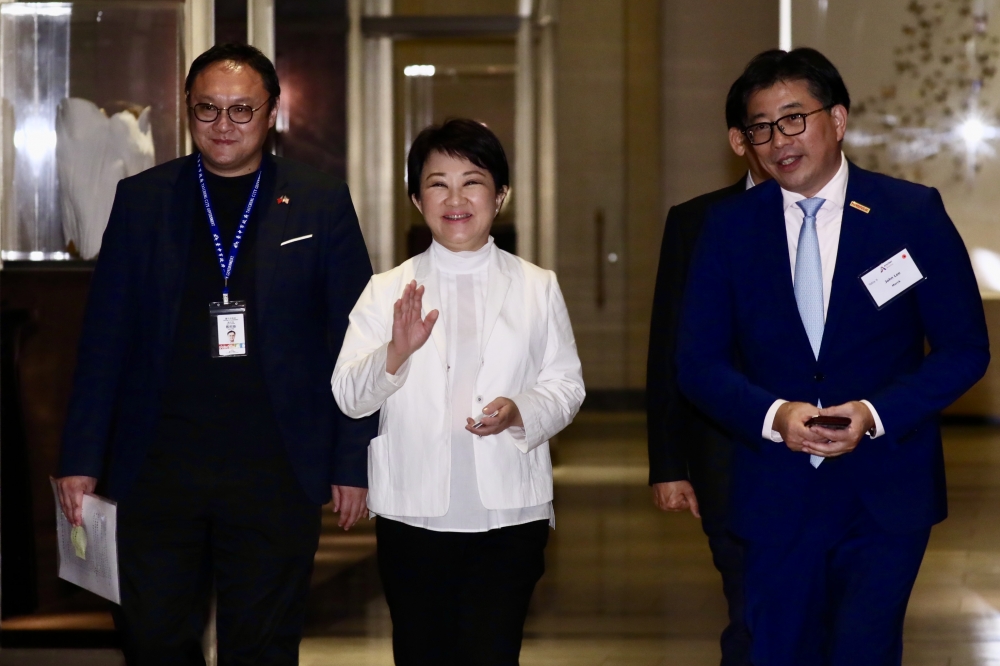 盧秀燕晚間10點搭機續訪美　綠議員轟：把台灣飛美國當高鐵坐嗎？
