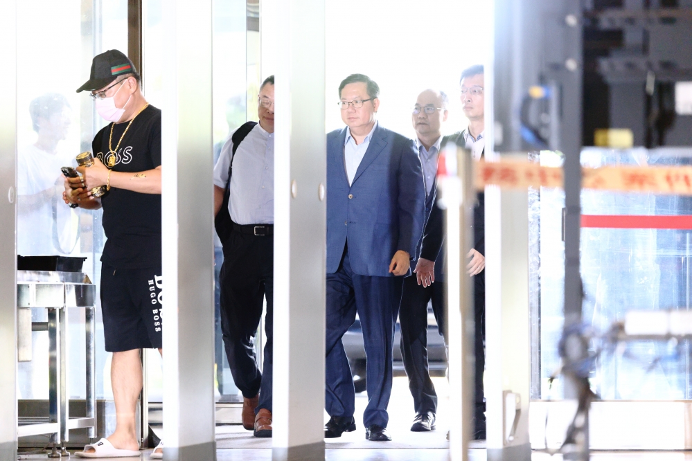 鄭文燦凌晨法院裁定無羈押必要以2800萬交保 　限制出海及住居