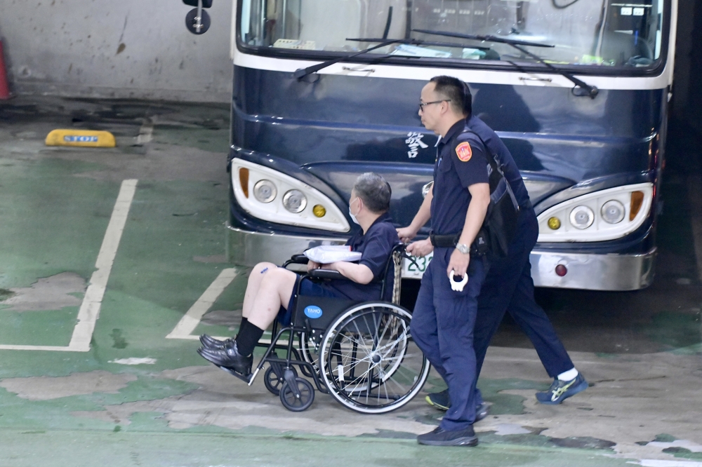 收押32天沈慶京3度戒護送急診　這回醫師指示應住院